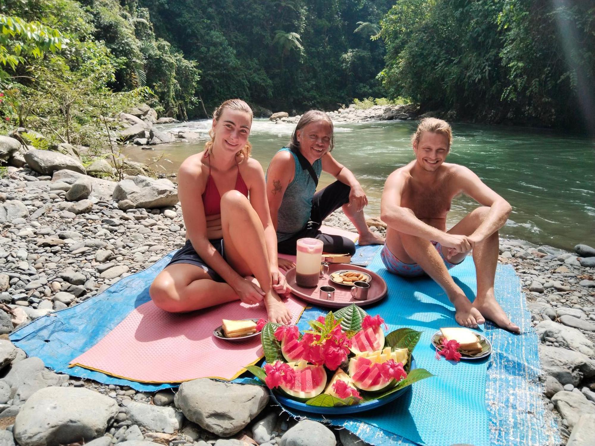 Jhony'S Backpacker-Guest House Only Stay Here Book Treking With Us Bukit Lawang Ngoại thất bức ảnh