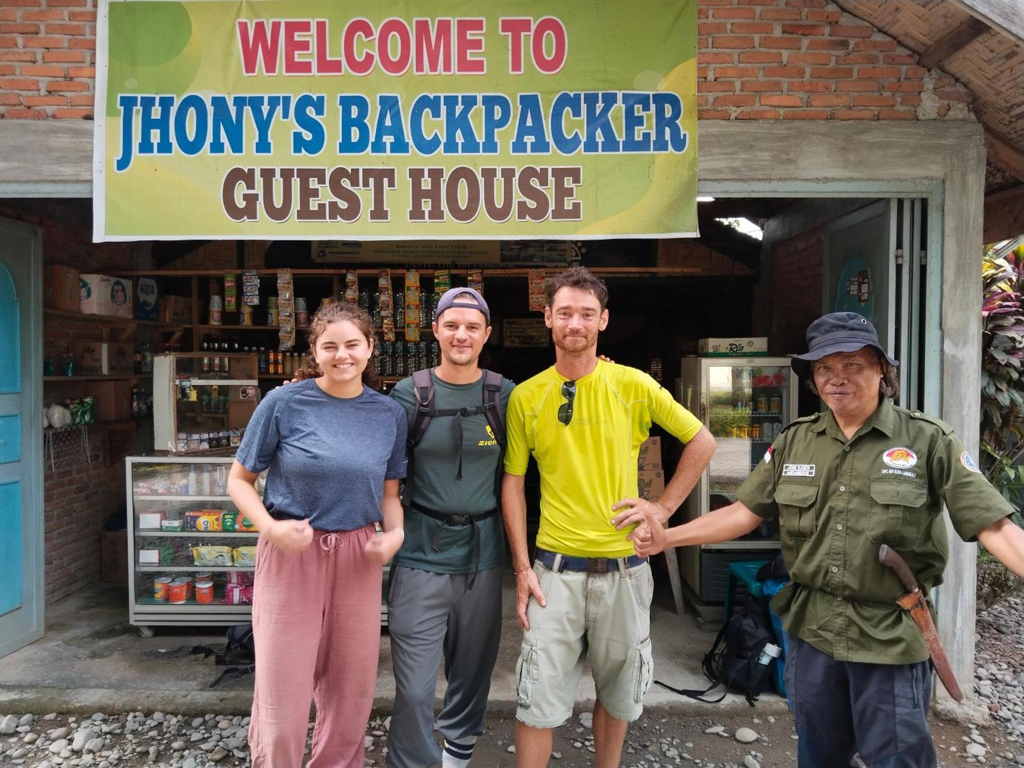 Jhony'S Backpacker-Guest House Only Stay Here Book Treking With Us Bukit Lawang Ngoại thất bức ảnh